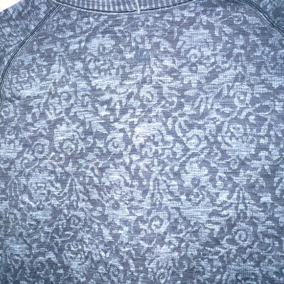 LULULEMON CROP TOP LONG SLEEVE LIGHT GREY COLOR SIZE 6 EUC - Picture 10 of 10